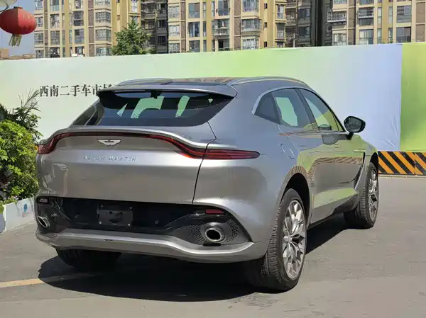 Aston Martin DBX 2023