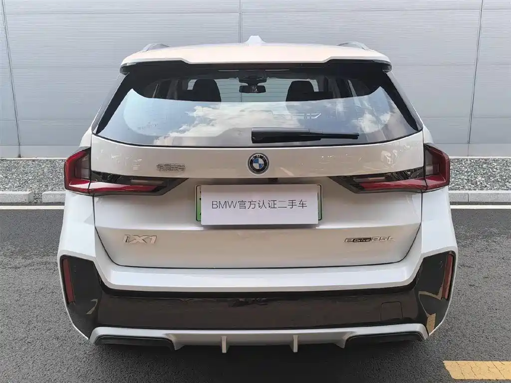 BMW iX1 2025