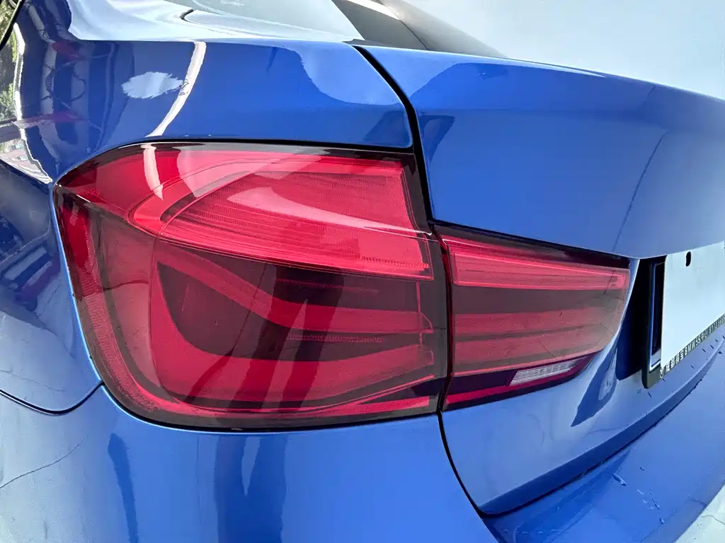 BMW 3 Series 2018 — фото 23