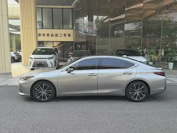 Lexus ES 2022