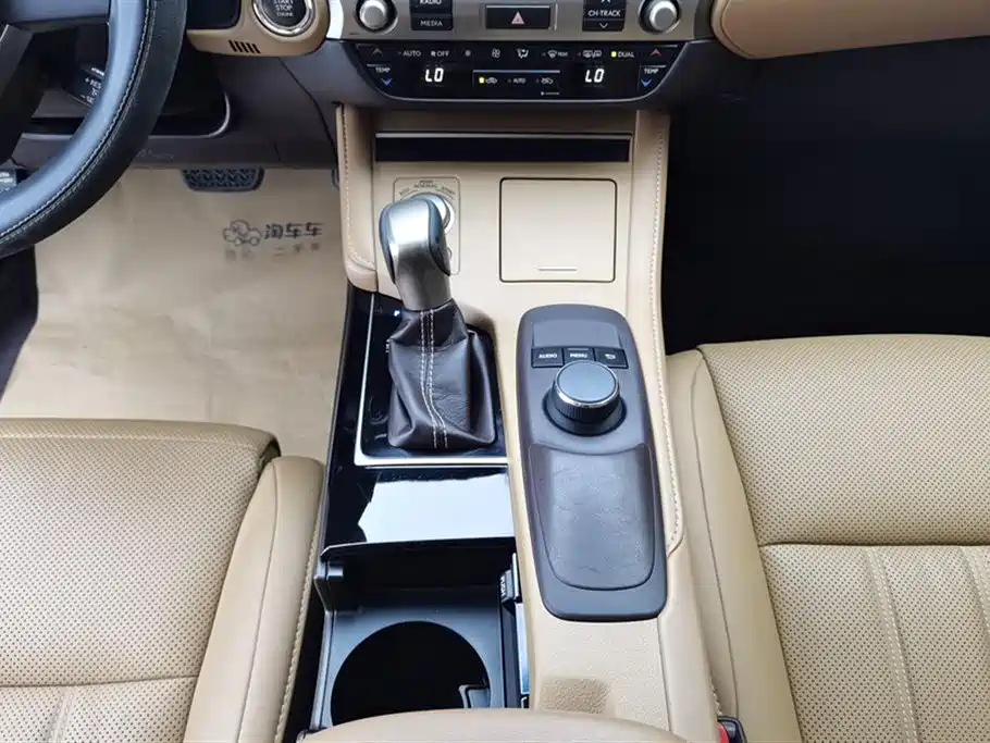 Lexus ES 2018 — фото 16