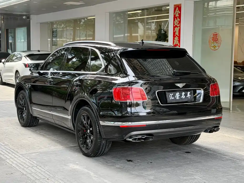 Bentley Bentayga 2019 — фото 14