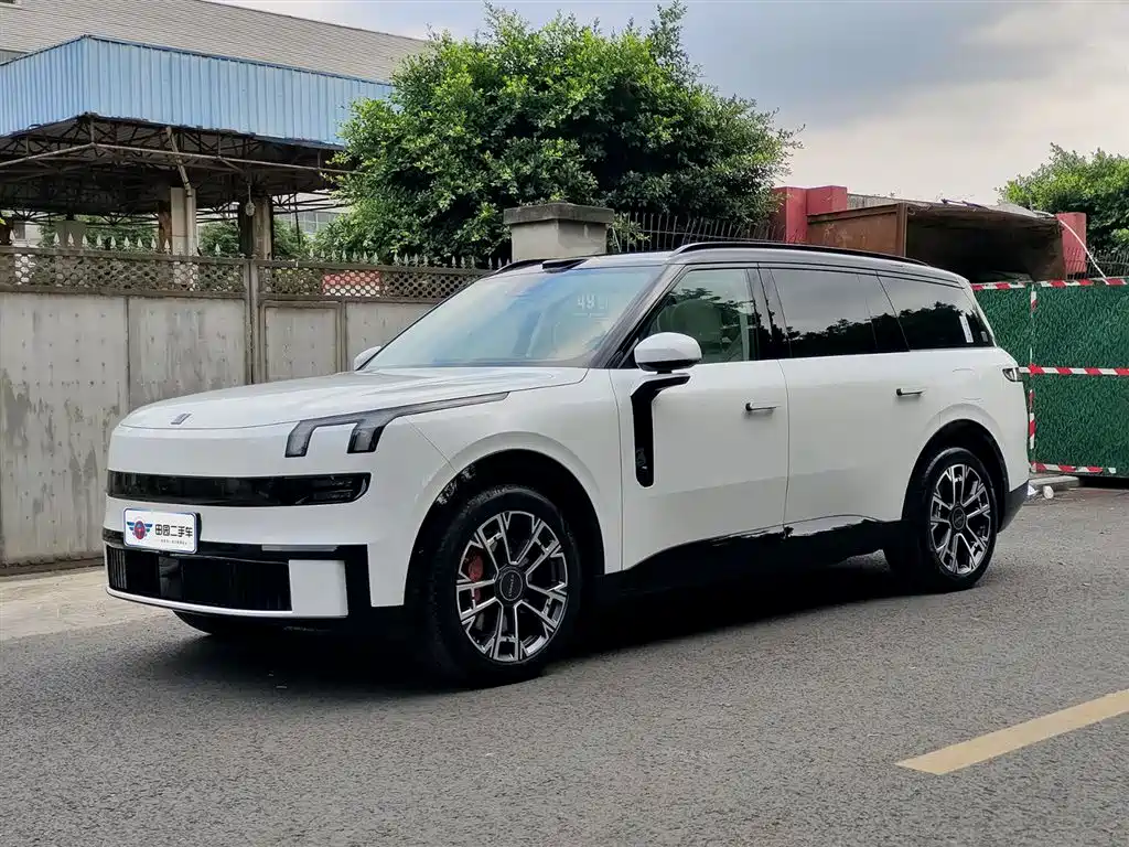 Lynk & Co 900 2025