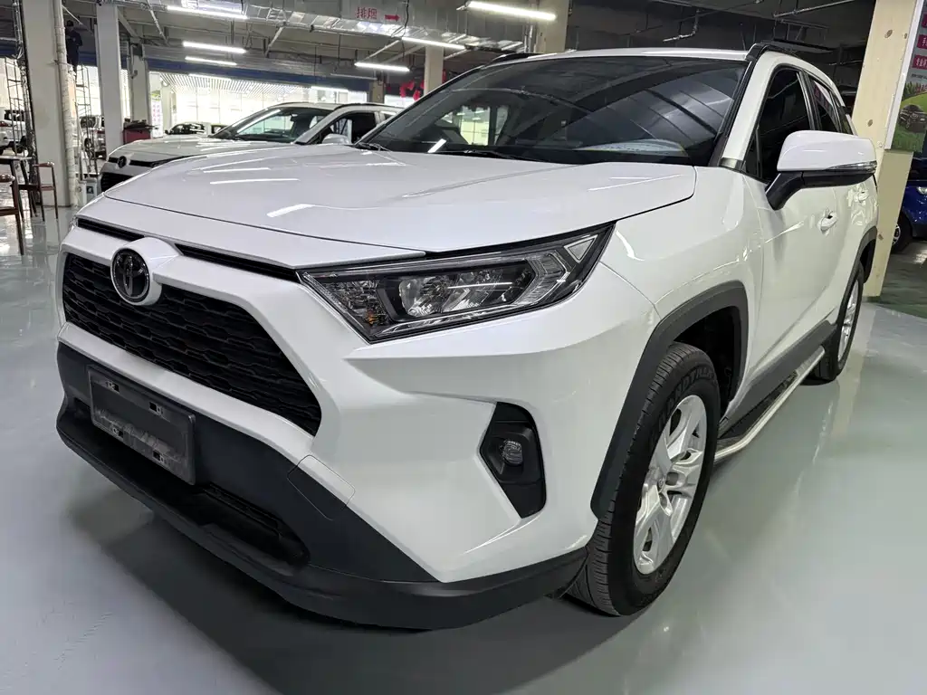 Toyota RAV4 2023 — фото 1