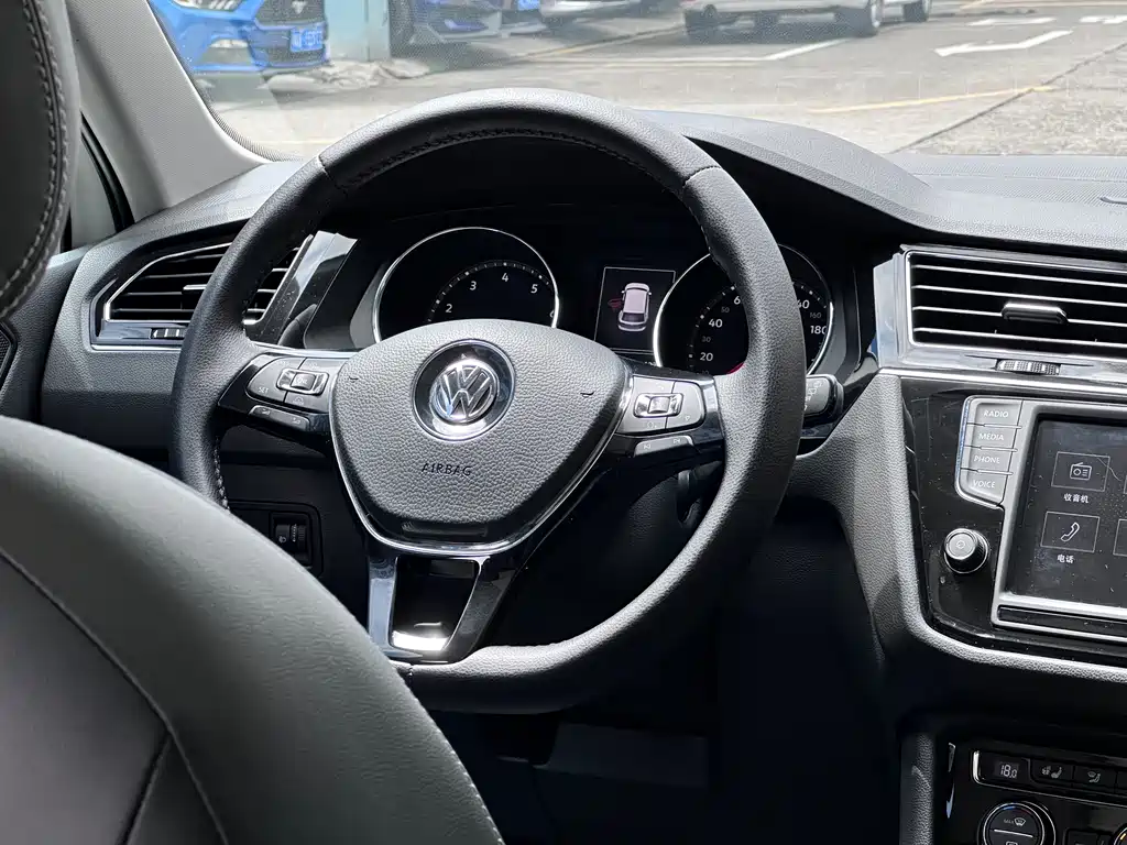 Volkswagen Tiguan L 2018 — фото 13