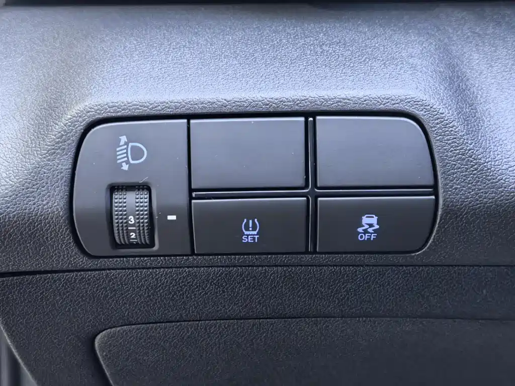 Hyundai Elantra 2023 — фото 18