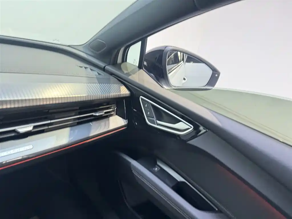 Audi Q4 e-tron 2023 — фото 11