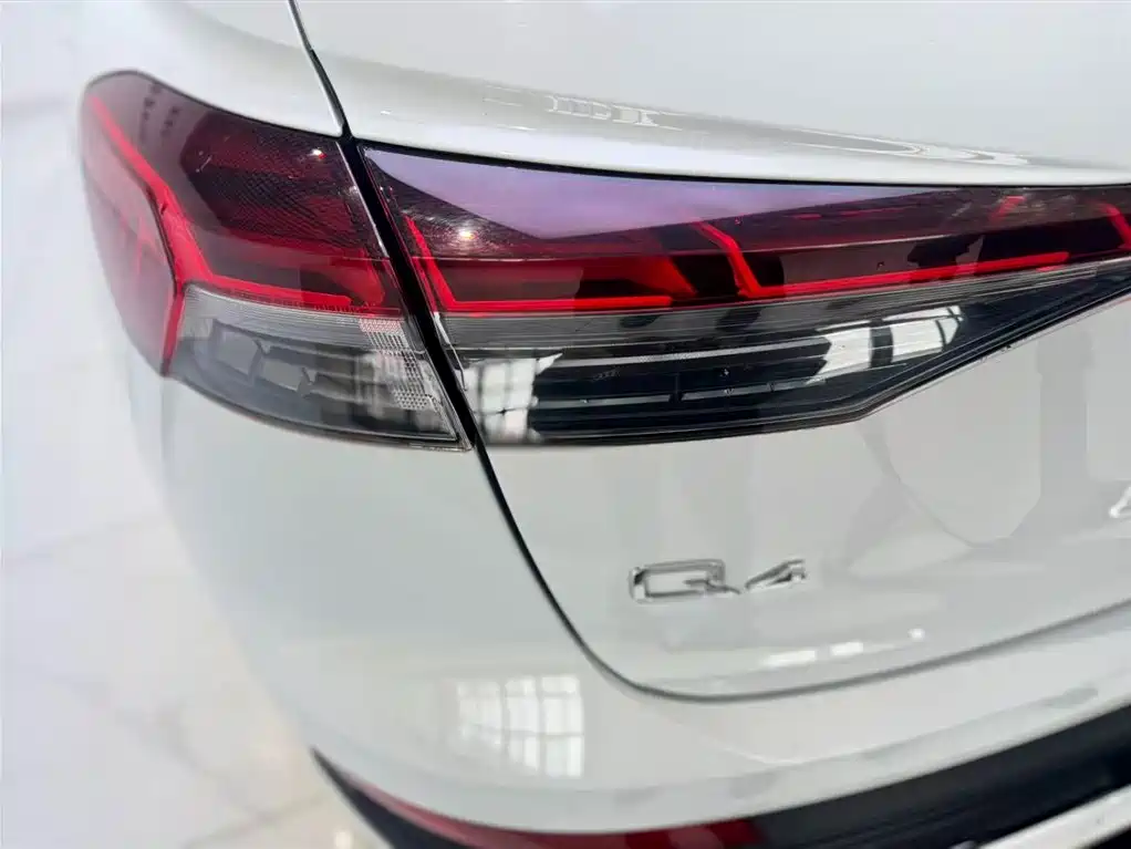 Audi Q4 e-tron 2023 — фото 10