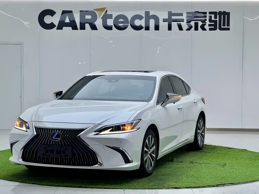 Lexus ES 2018 — фото 1