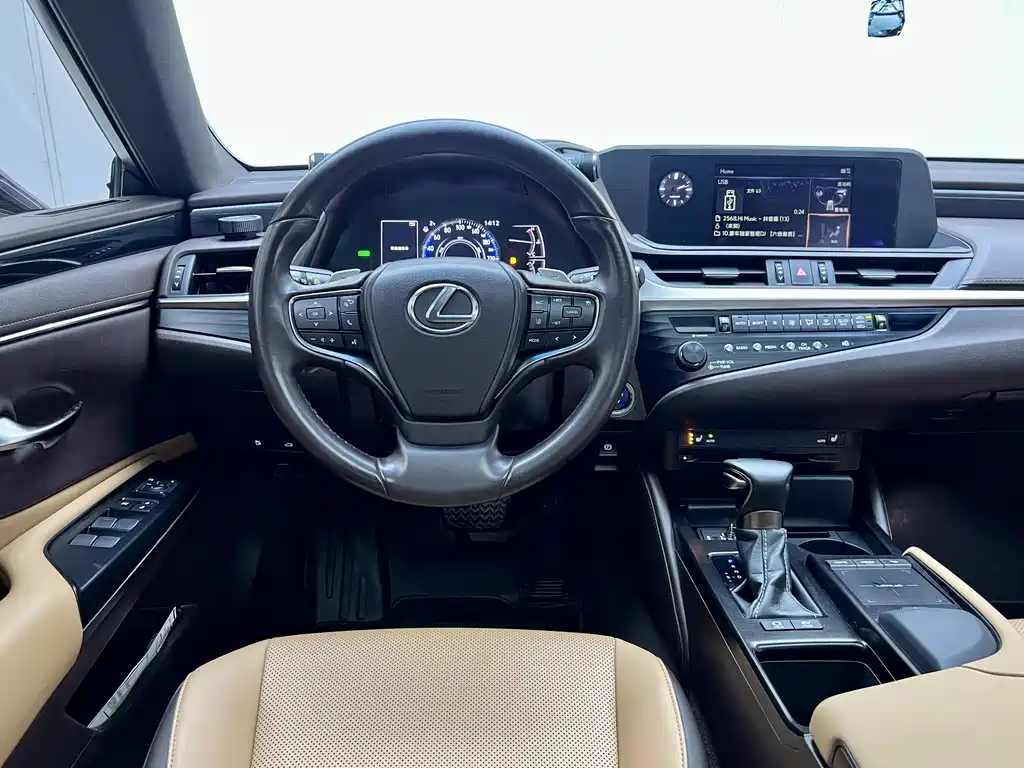 Lexus ES 2018 — фото 16