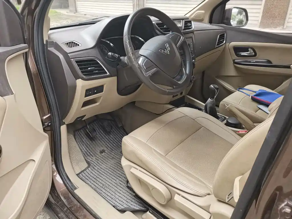 Wuling Hongguang 2015