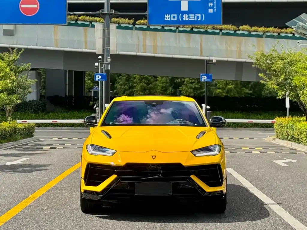 Lamborghini Urus 2023 — фото 1