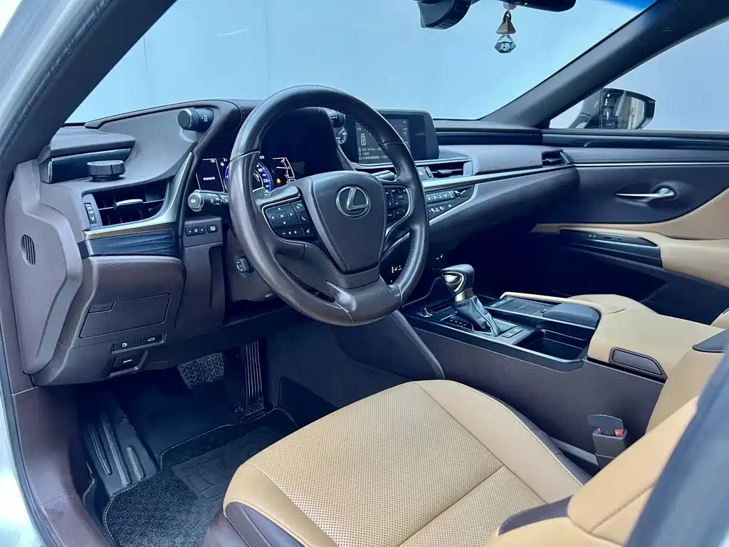 Lexus ES 2018 — фото 12