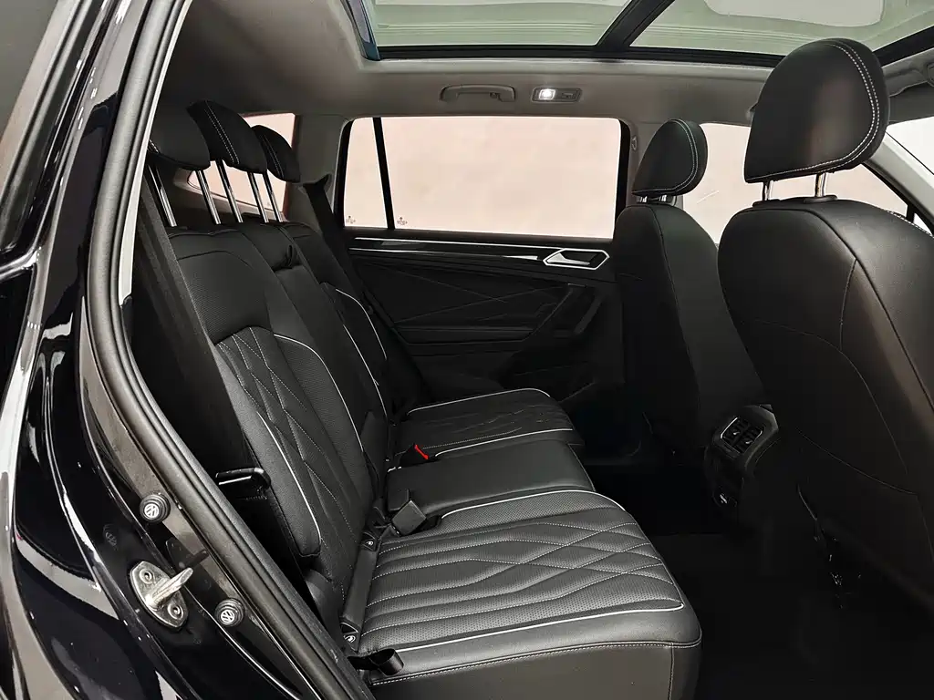 Volkswagen Tiguan L 2023 — фото 15