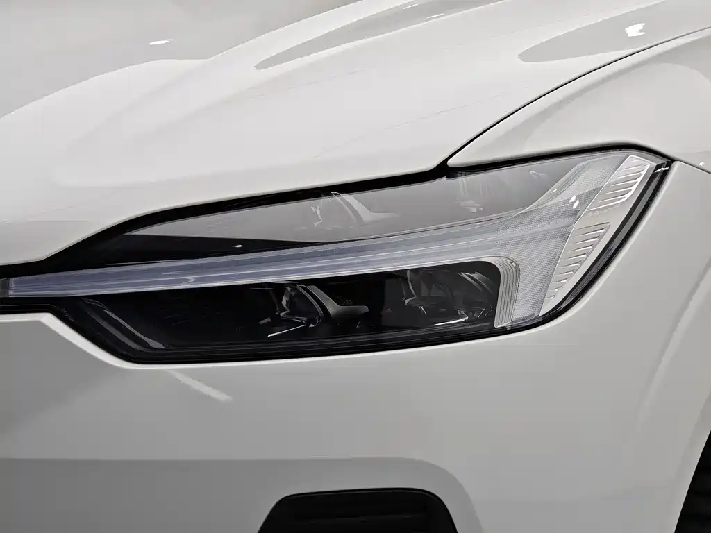 Volvo XC60 2021 — фото 8