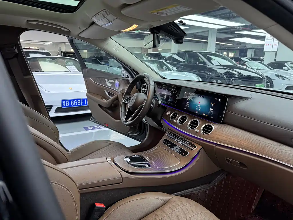 Mercedes-Benz E-Class 2022 — фото 13