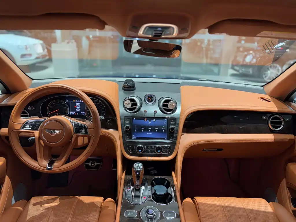 Bentley Bentayga 2018 — фото 16