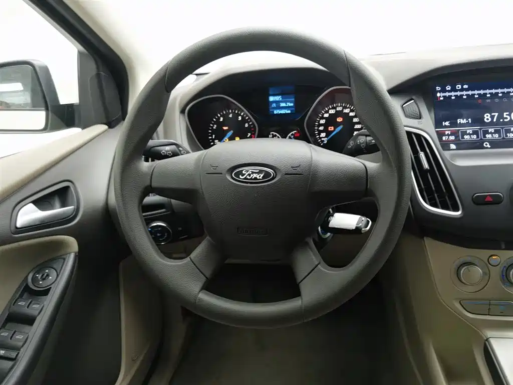 Ford Focus 2015 — фото 11