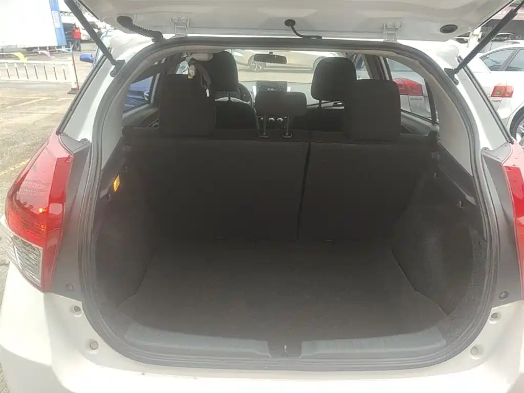 Toyota Yaris L 2016 — фото 18