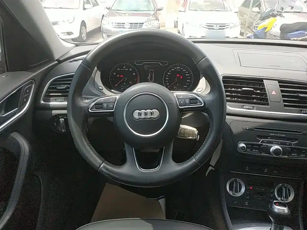 Audi Q3 2015 — фото 11