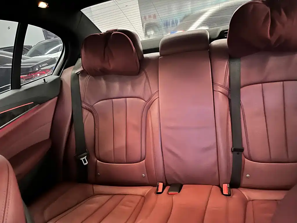 BMW 5 Series 2019 — фото 10