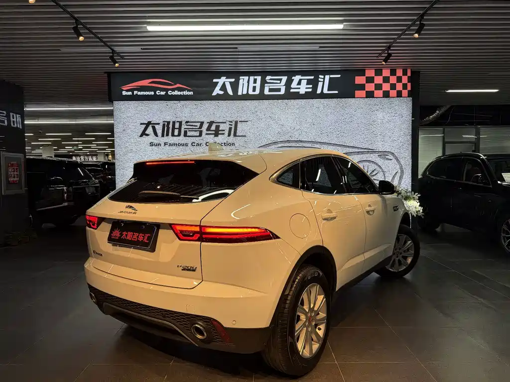 Jaguar E-PACE 2018 — фото 15