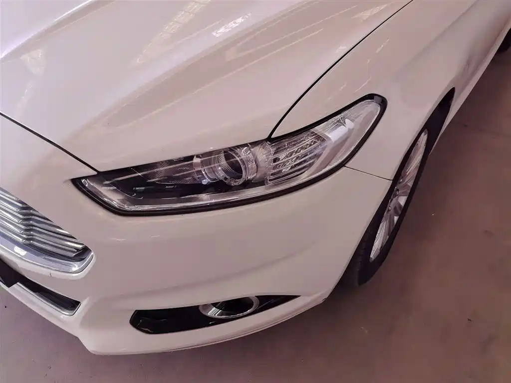 Ford Mondeo 2014 — фото 17