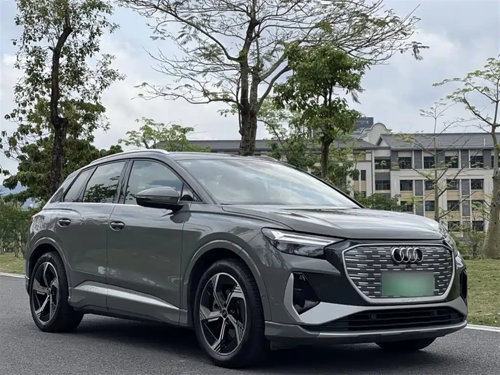 Audi Q4 e-tron 2023 — фото 16