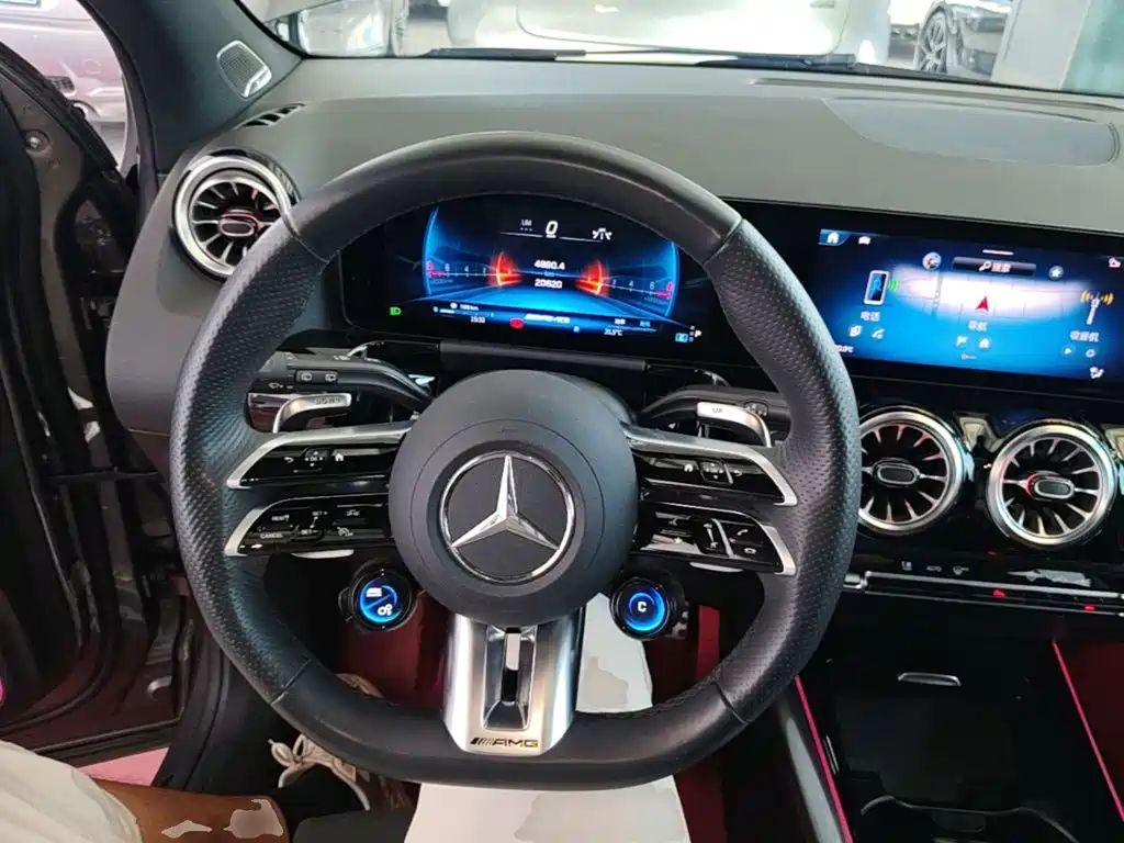 Mercedes-Benz GLA AMG 2025 — фото 11