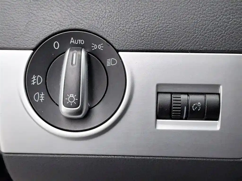 Volkswagen Multivan 2012 — фото 21