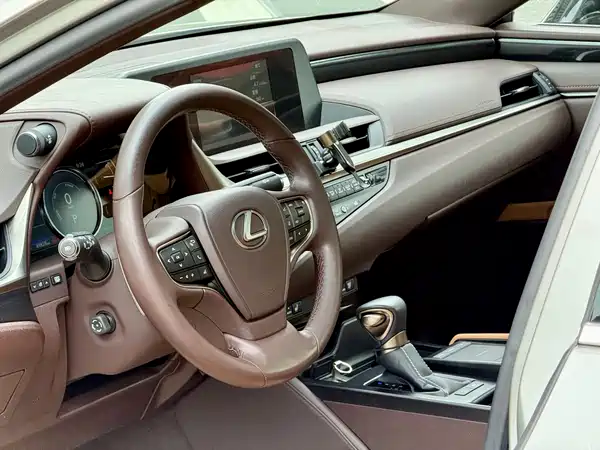 Lexus ES 2021