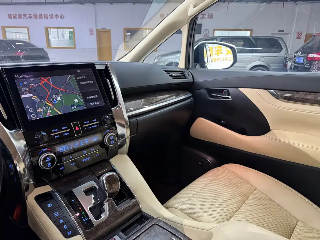 Toyota Alphard 2020 — фото 14
