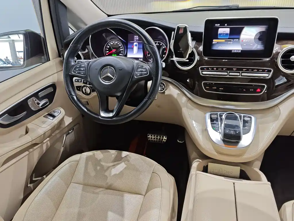 Mercedes-Benz V-Class 2020 — фото 19