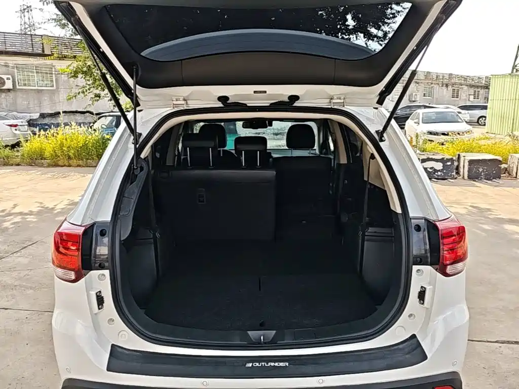 Mitsubishi Outlander 2018 — фото 19