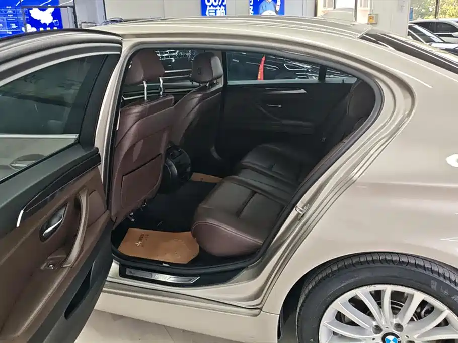 BMW 5 Series 2016 — фото 11