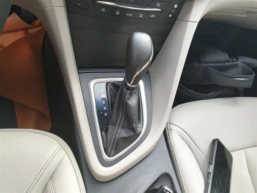 Buick Excelle 2015 — фото 10