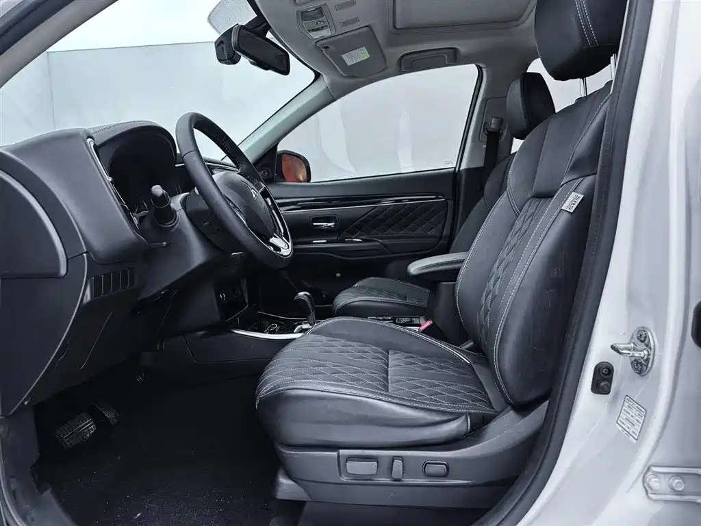 Mitsubishi Outlander 2021 — фото 11
