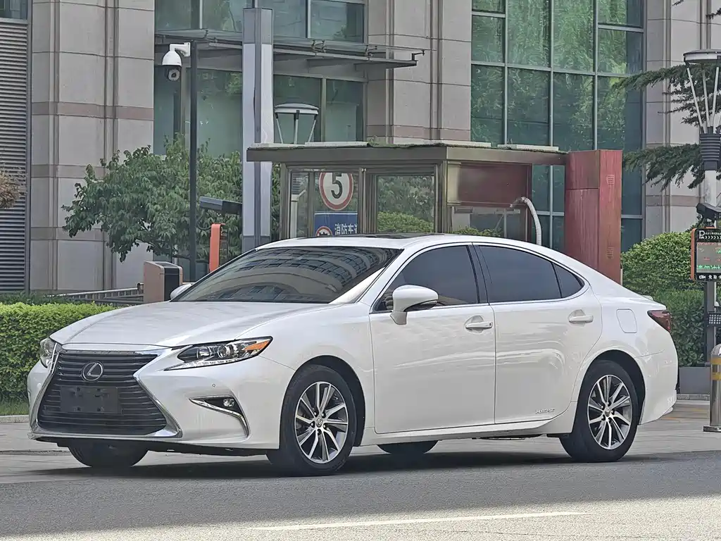Lexus ES 2018 — фото 1