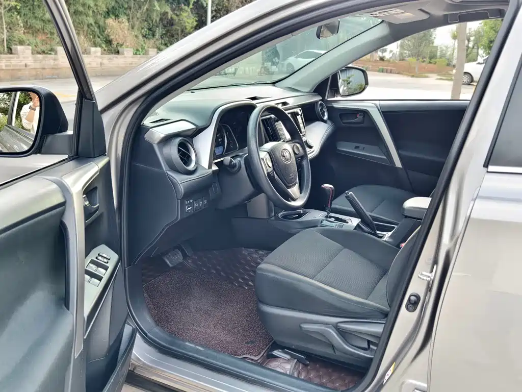 Toyota RAV4 2017 — фото 12