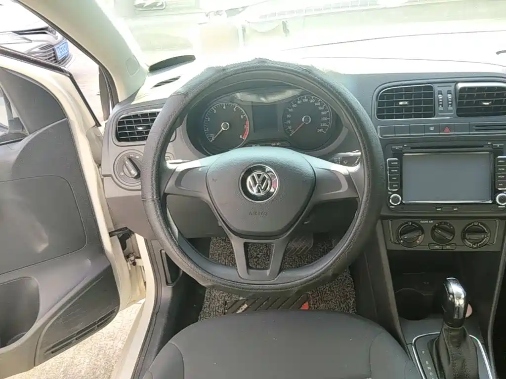 Volkswagen Polo 2017 — фото 11