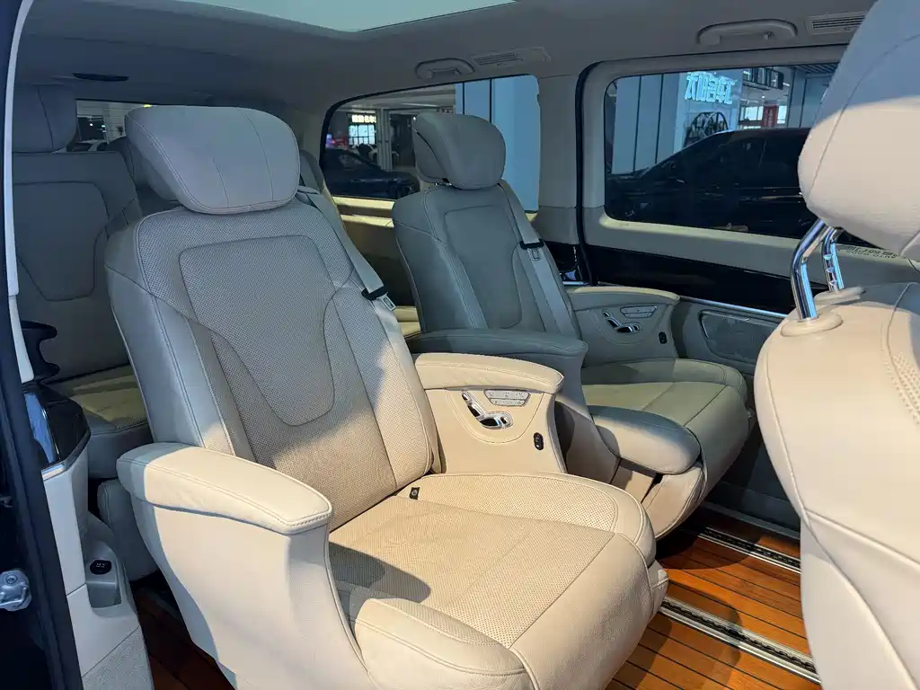 Mercedes-Benz V-Class 2017 — фото 15