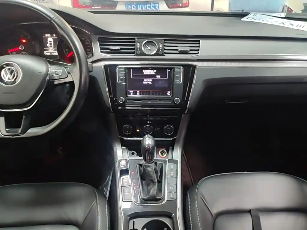 Volkswagen Passat 2017 — фото 13