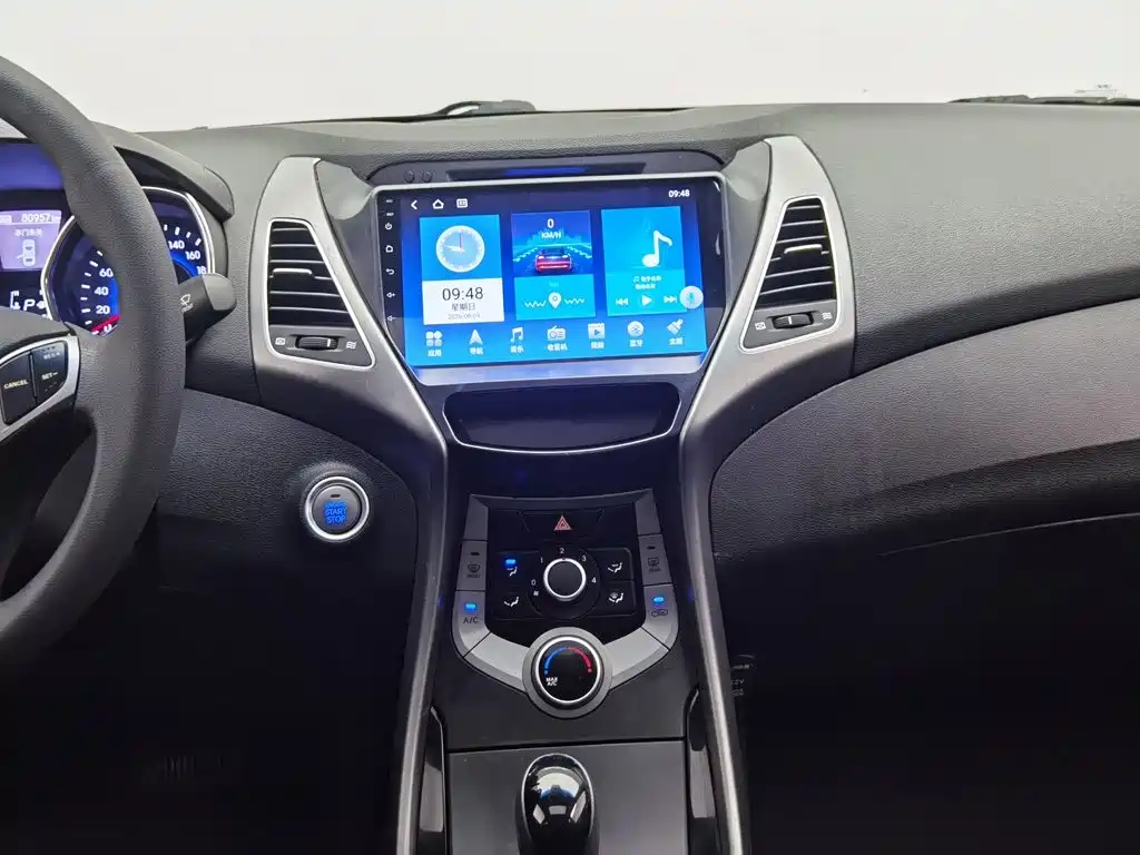 Hyundai Elantra 2015 — фото 12