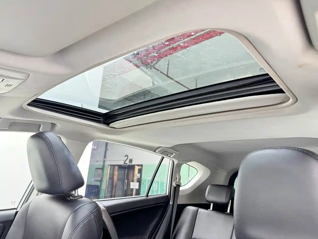 Toyota RAV4 2017 — фото 25