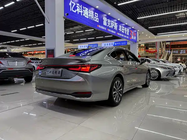 Lexus ES 2025