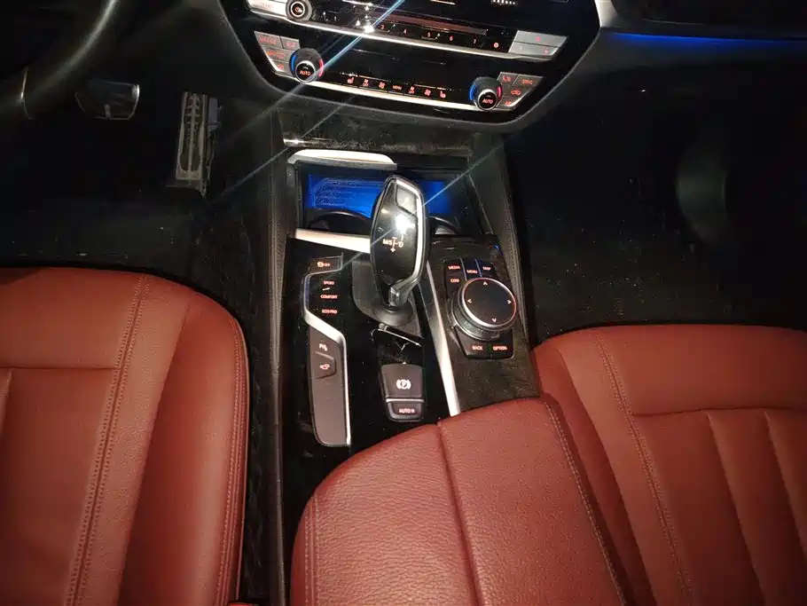 BMW 5 Series 2019 — фото 16