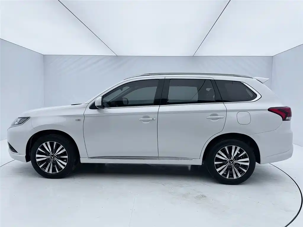 Mitsubishi Outlander 2022 — фото 4