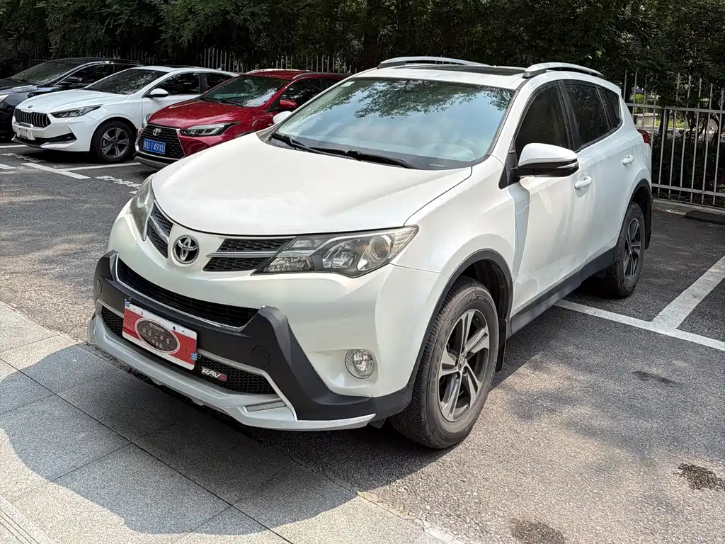 Toyota RAV4 2015 — фото 1