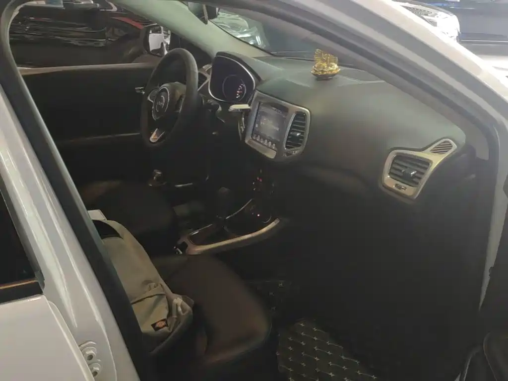 Jeep Compass 2018 — фото 25
