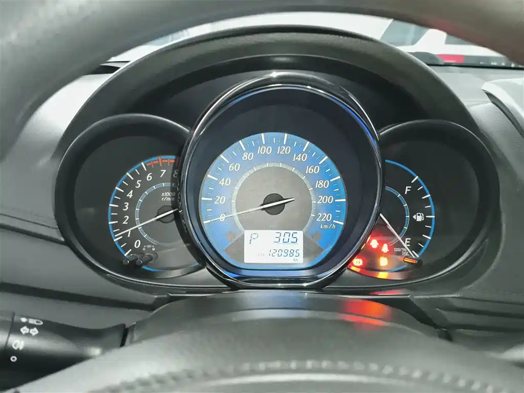 Toyota Yaris L 2015 — фото 12